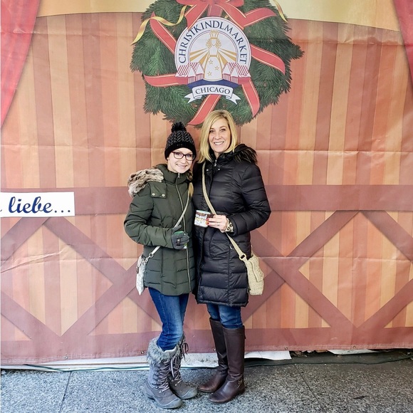 Meet your Poshers, Claudia & Kelly - Picture 2 of 10